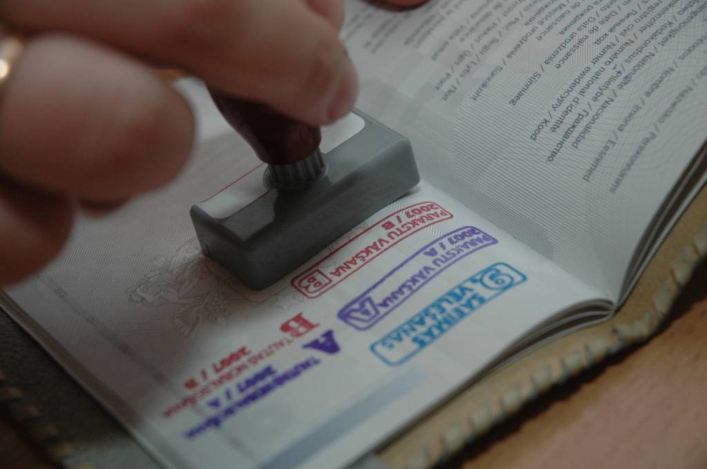 "Nepilsoņu referenduma" jautājuma skatīšanu atliek uz mēnesi