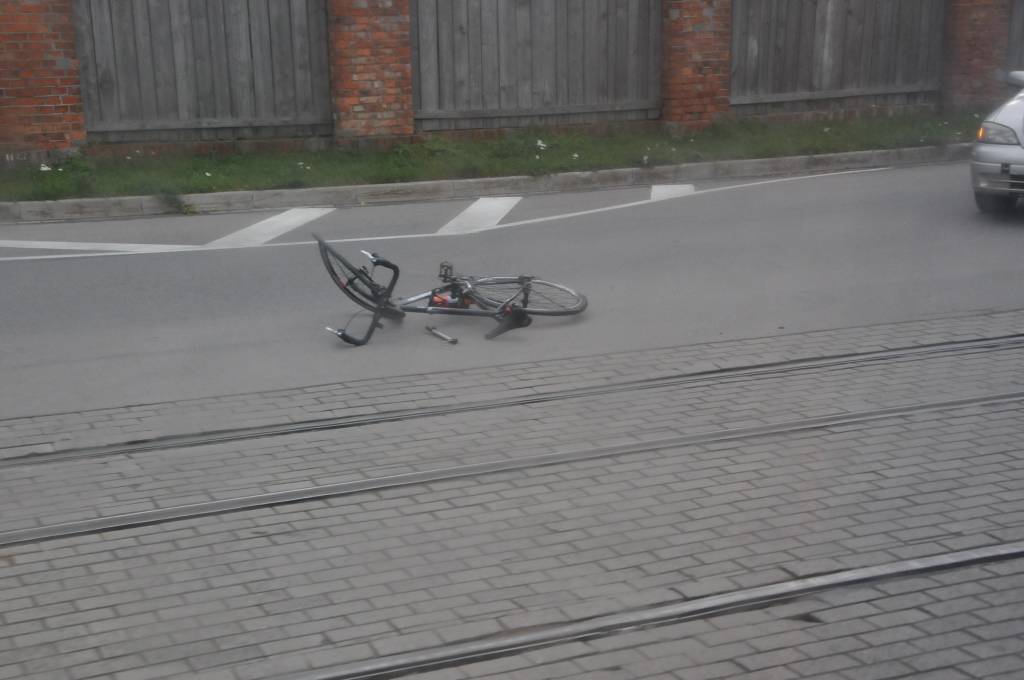 Velosipēds un "opelis"  nesadala brauktuvi 