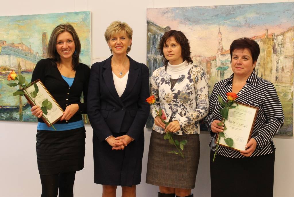 Apbalvo Liepājas "ELVI" veikalu darbinieces