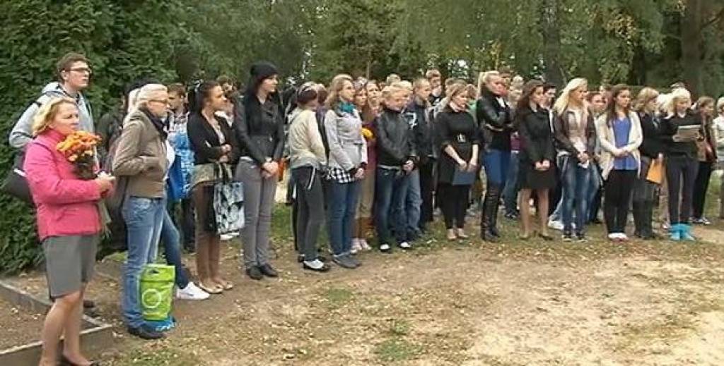 Dzejas dienu noskaņās aizputnieki pulcējas pie Mārtiņa Freimaņa kapa