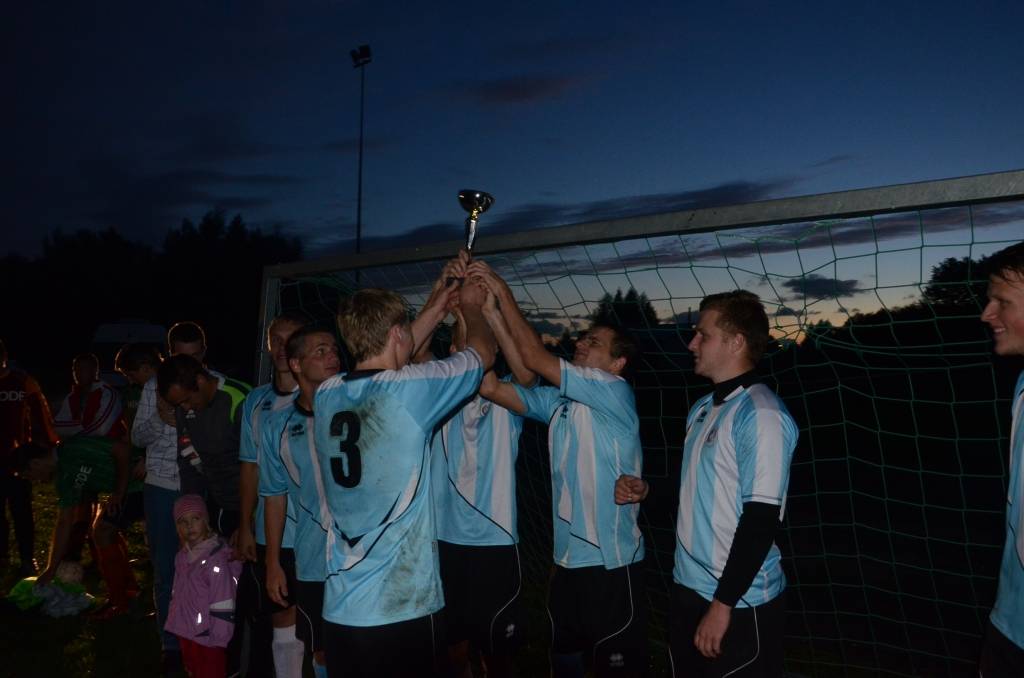 FOTO: "Grobiņas 1" futbolisti izcīna Lejaskurzemes novadu kausu minifutbolā