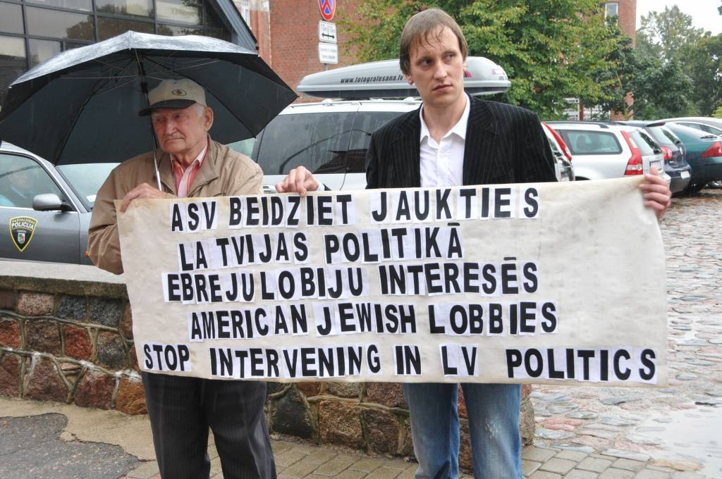 FOTO: Liepājnieki pie domes protestē pret ASV jaukšanos Latvijas politikā