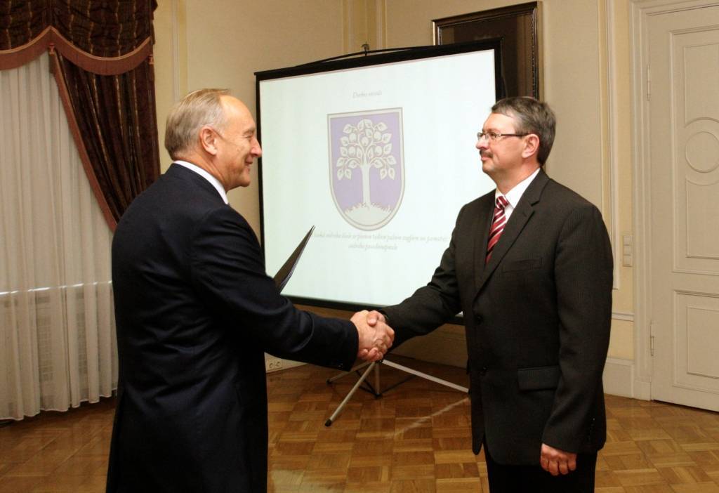 FOTO: Arī Durbes novadam svinīgi pasniedz ģerboni