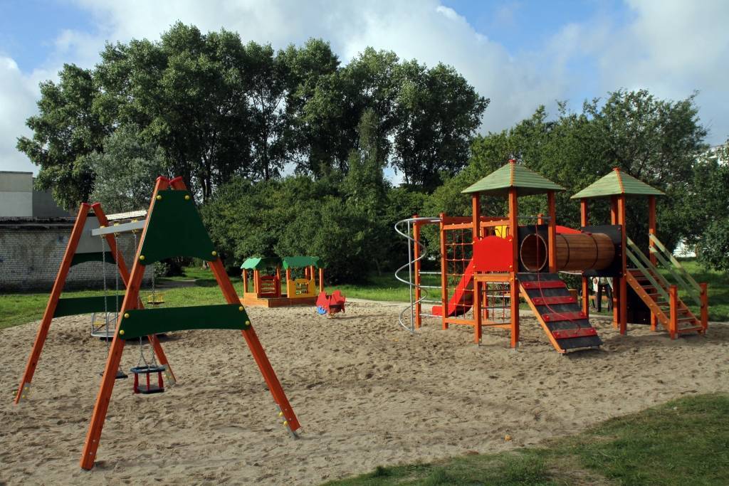 Tosmarē tapis jauns bērnu rotaļu laukums