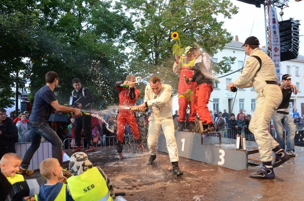 FOTO: Ātruma festivāla apbalvošanas ceremonijā "traki" laistās ar šampanieti