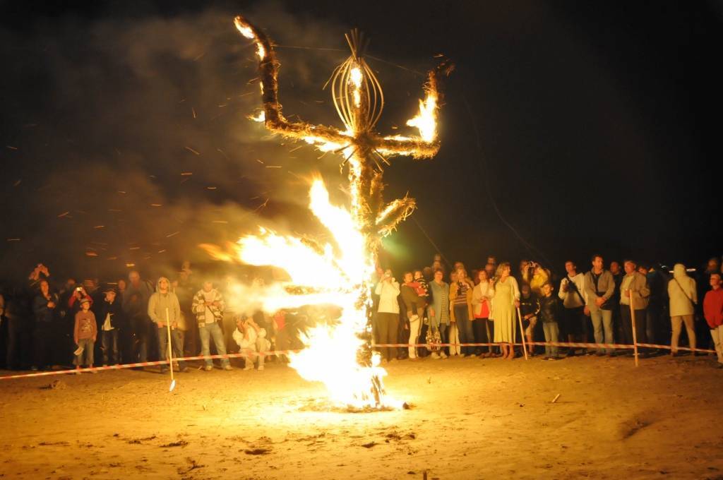 FOTO: Uzplaukst "Ugunspuķe"