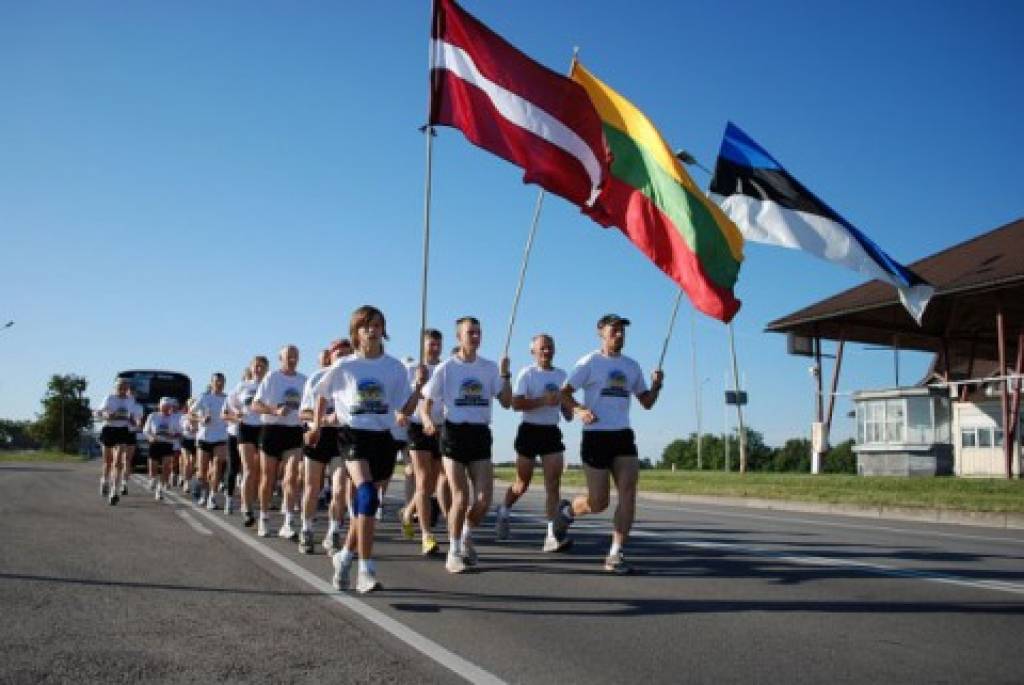 Baltijas valstu dalībnieki ar 600 kilometru garu skrējienu atkārtos "Baltijas ceļu"