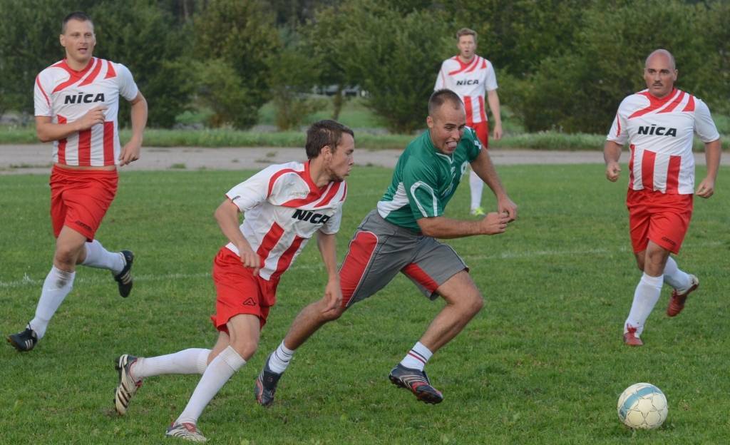 FOTO: Nīcai un Dunalkai Lejaskurzemes novadu čempionātā minifutbolā divas uzvaras