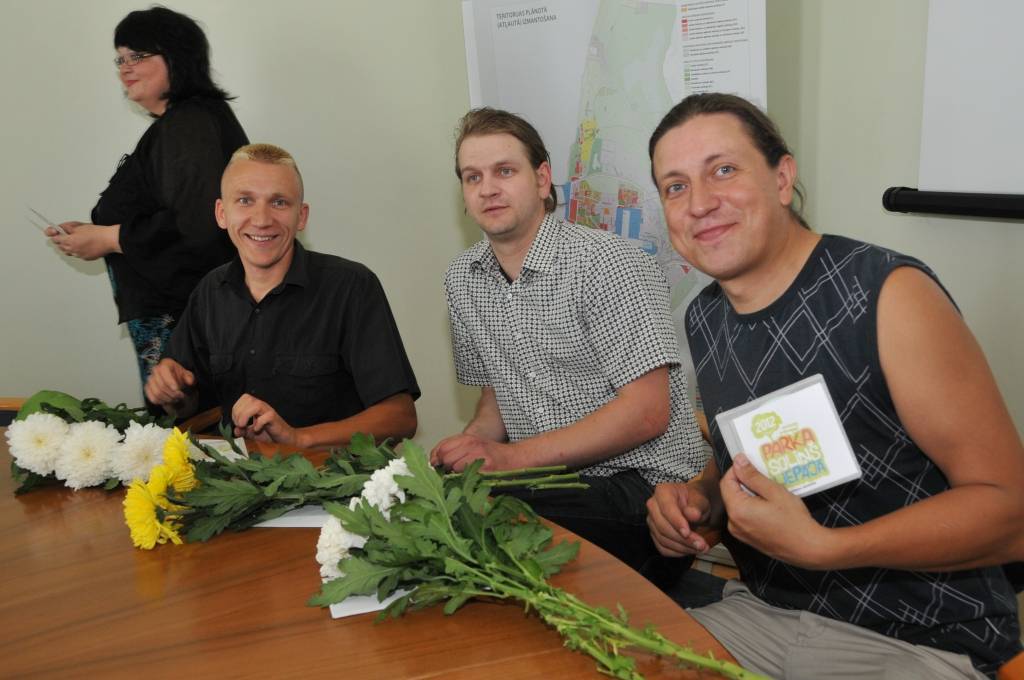 FOTO: Populārāko soliņu veidotāji saņem "Depo" dāvanu kartes