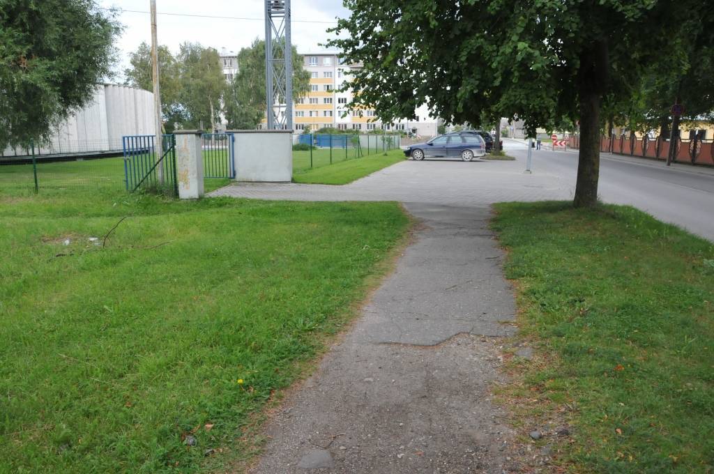 Liepājā Lauku ielas posms palicis bez ietves