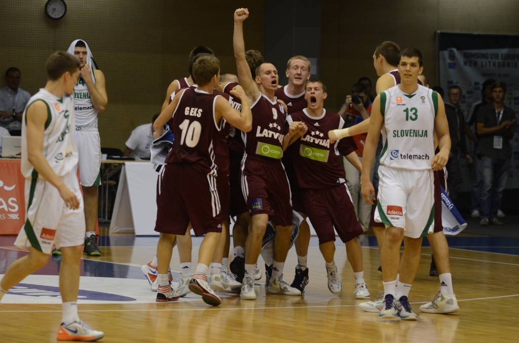 FOTO: Latvijas basketbolisti dramatiskā mača galotnē uzvar slovēņus un iekļūst Eiropas čempionāta ceturtdaļfinālā