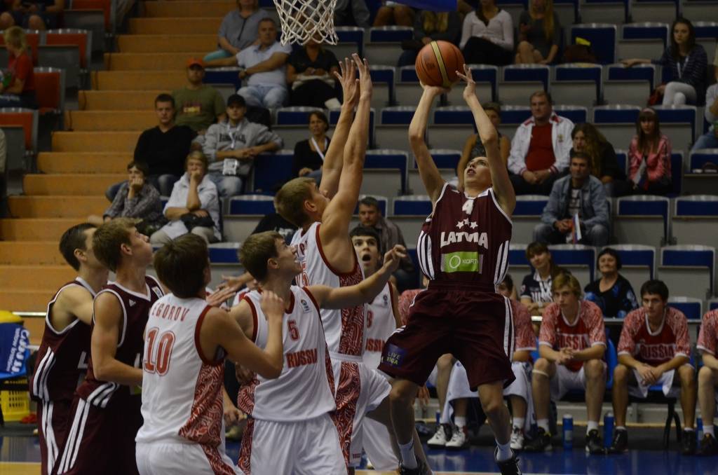 FOTO: Latvijas U18 izlases basketbolisti uzvar Krieviju