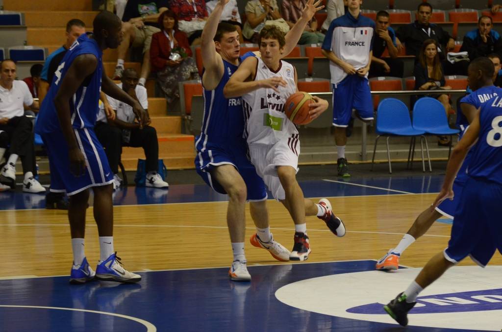 FOTO: Latvijas jaunie basketbolisti ar uzvaru pār Franciju uzsāk dalību Eiropas čempionātā