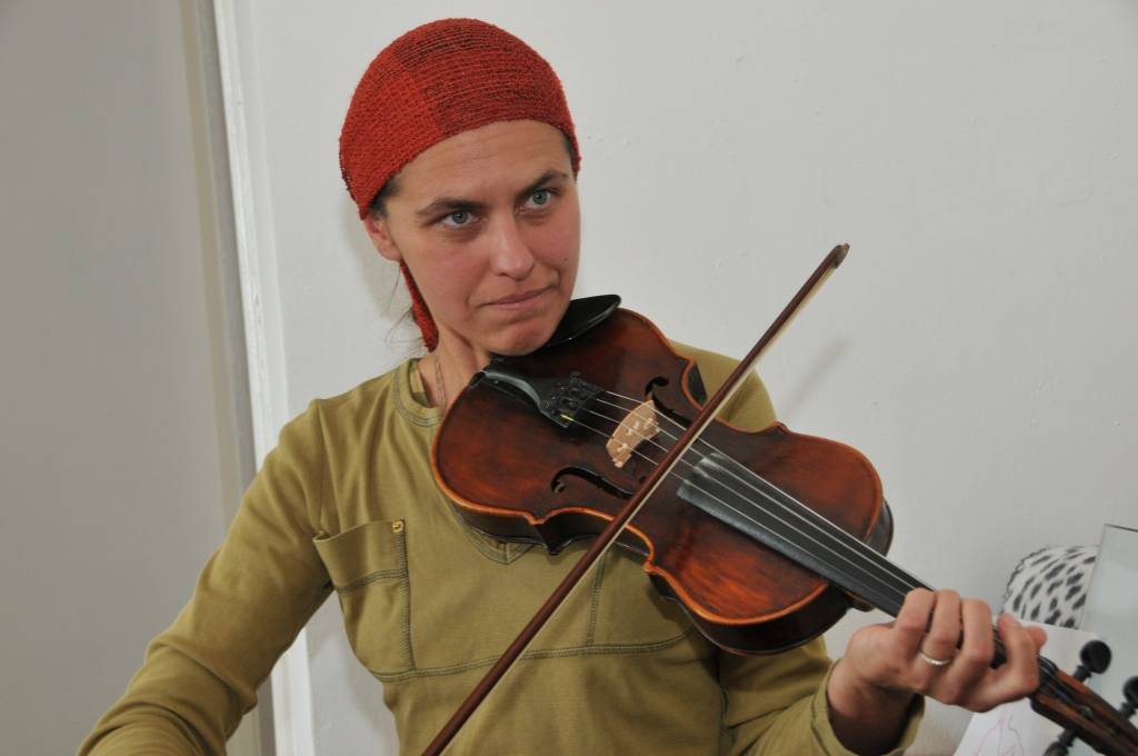 Anete Simanovska grib "uzrakt" sajūtu, kāda bija tautas muzikantiem pirms simt un tūkstoš gadiem