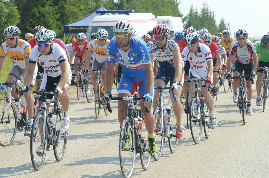 FOTO: Veterāni noskaidro Latvijas čempionus riteņbraukšanā šosejā