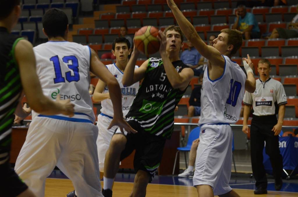 FOTO: Latvijas U18 basketbolisti pārbaudes mačā zaudē Itālijas vienaudžiem