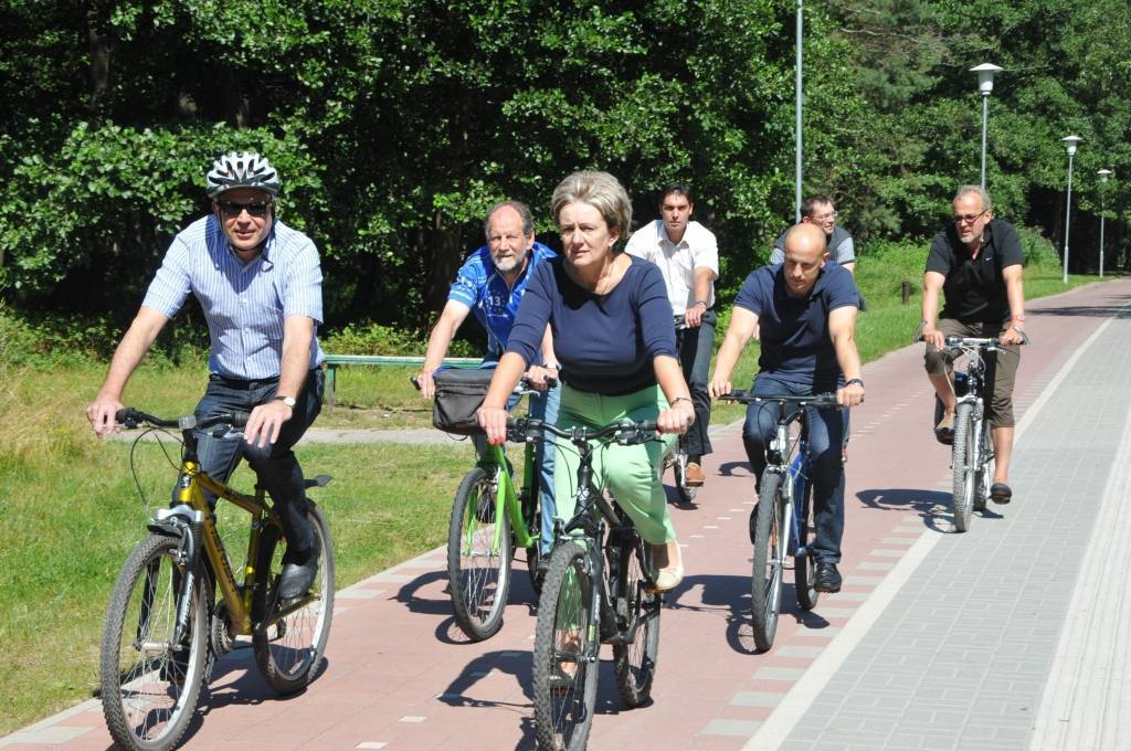 FOTO: Eiropas parlamentārieši uzzina par Liepājas veloceliņu