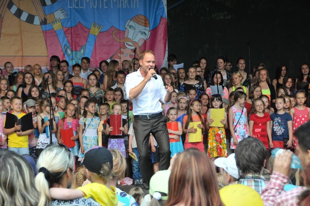 FOTO. VIDEO: Svētku noslēgumā dzied kopā ar Lauri Reiniku