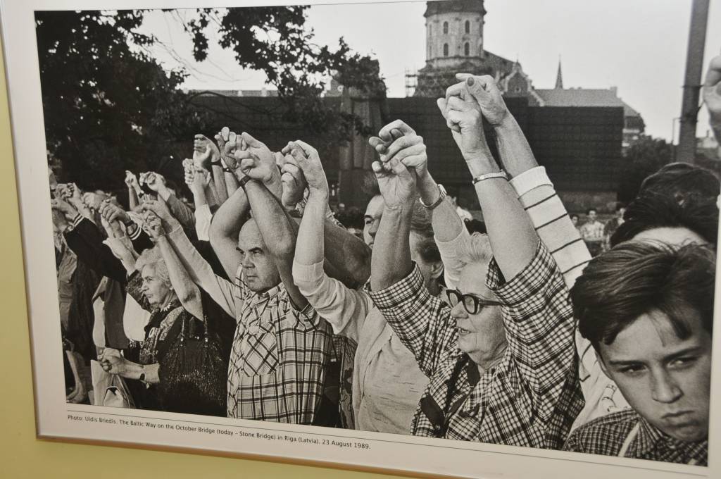FOTO: Liepājā atklāj fotoizstādi par Baltijas ceļu