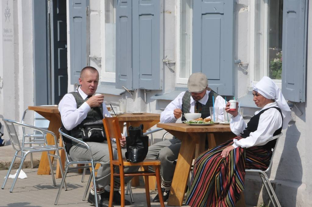 FOTO: Pāvilostā dejo kā uz "pannas" un veido smilšu skulptūras