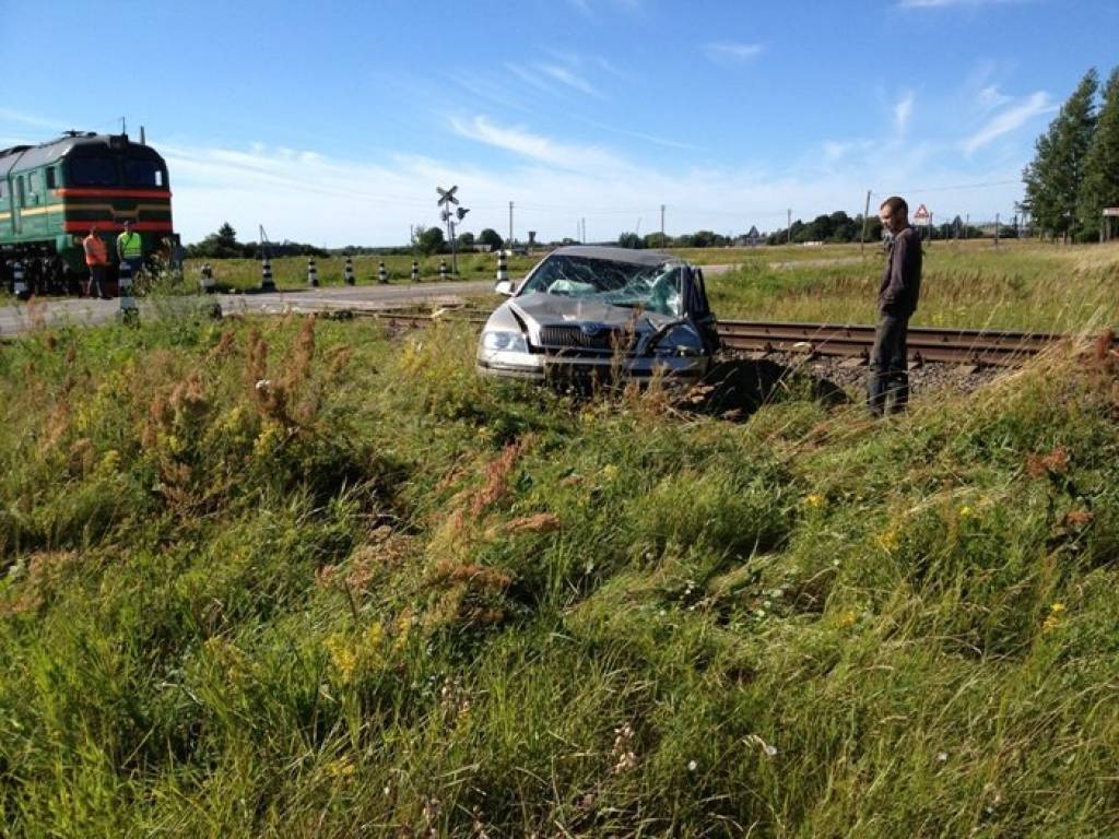 Grobiņas novadā notikusi vieglās automašīnas un vilciena sadursme