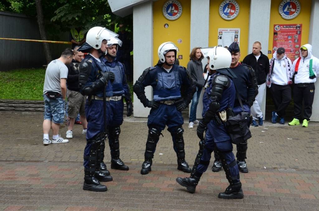 (papildināta) Saistībā ar Polijas futbola kluba "Legia" līdzjutēju ālēšanos Liepājā aizturēti 16 cilvēki