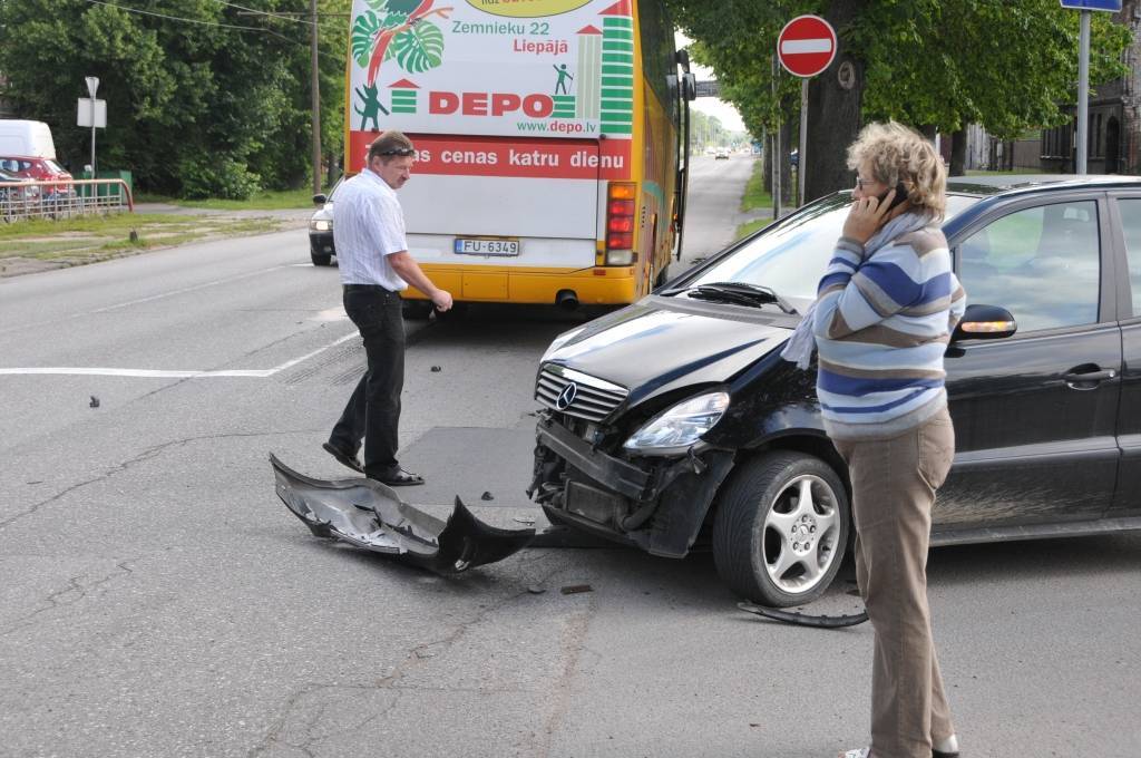 FOTO: Avārijā Brīvības ielā saskrienas "Mercedes" un maršruta autobuss