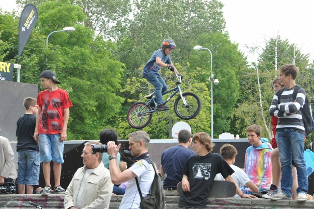 FOTO: Liepājā atklāts skeitparks