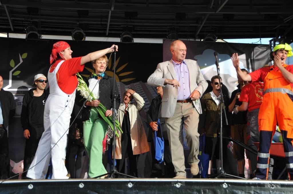 FOTO: Pārsteidz ar performancēm un lellēm