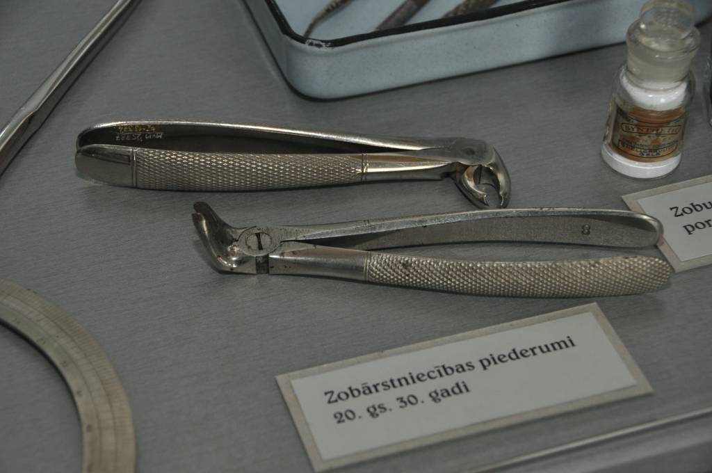 FOTO: Izstādē arī par medicīnas vēsturi Liepājas apkaimē