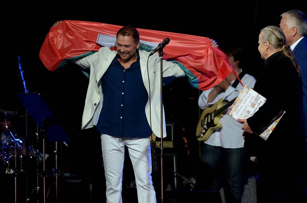 FOTO, VIDEO: Igo dzimšanas dienu nosvin ar četru stundu garu koncertu