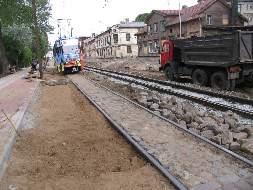 "Liepājas tramvajs" atjauno sliežu ceļus saviem spēkiem