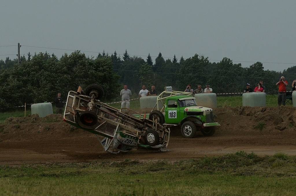FOTO: Latvijas autokrosa čempionāts Vecpils autotrasē debitē ar spraigām cīņām un kūleņiem