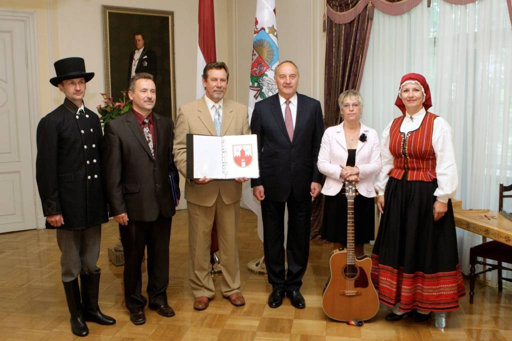 FOTO: Aizputes un Vaiņodes novadam prezidents pasniedz ģerboņus