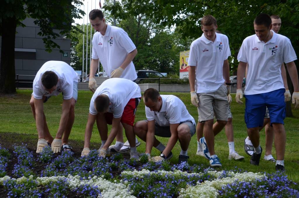 FOTO: Latvijas U18 izlases basketbolisti stāda ziedus Liepājā