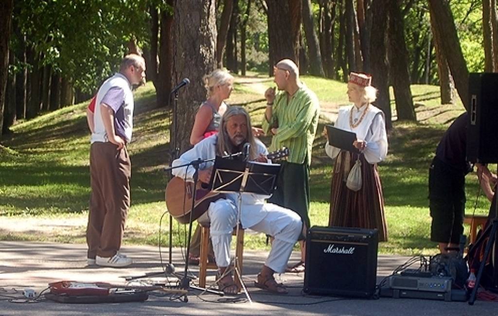 Šovasar projektu "Ielu muzikants" atklāj "Visa laba Jāņu zāle" laikā