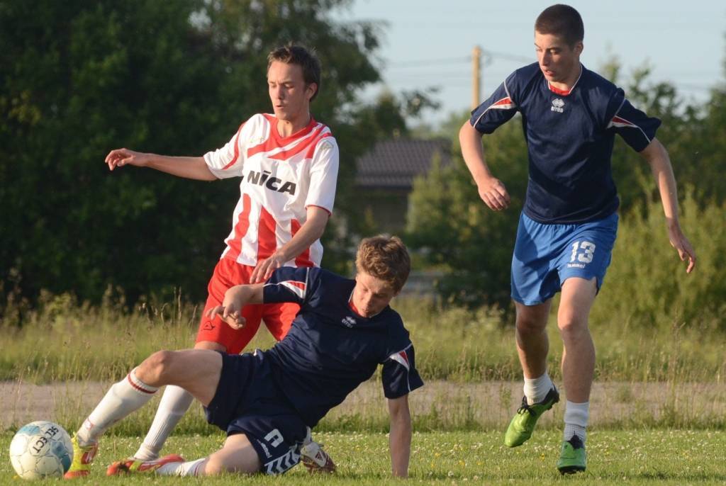FOTO: "Grobiņa 2" atņem punktus Nīcai; Dunalka sagrauj Gaviezi