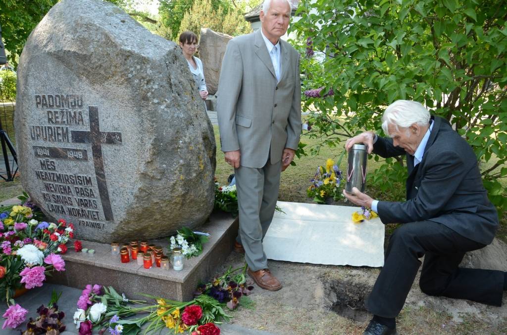 FOTO: Atklāj piemiņas plāksni Vjatlagā bojāgājušajiem liepājniekiem