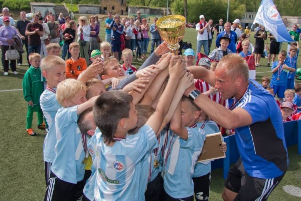 "Liepājas metalurga" jaunie futbolisti izcīna "Dobrecova kausu"