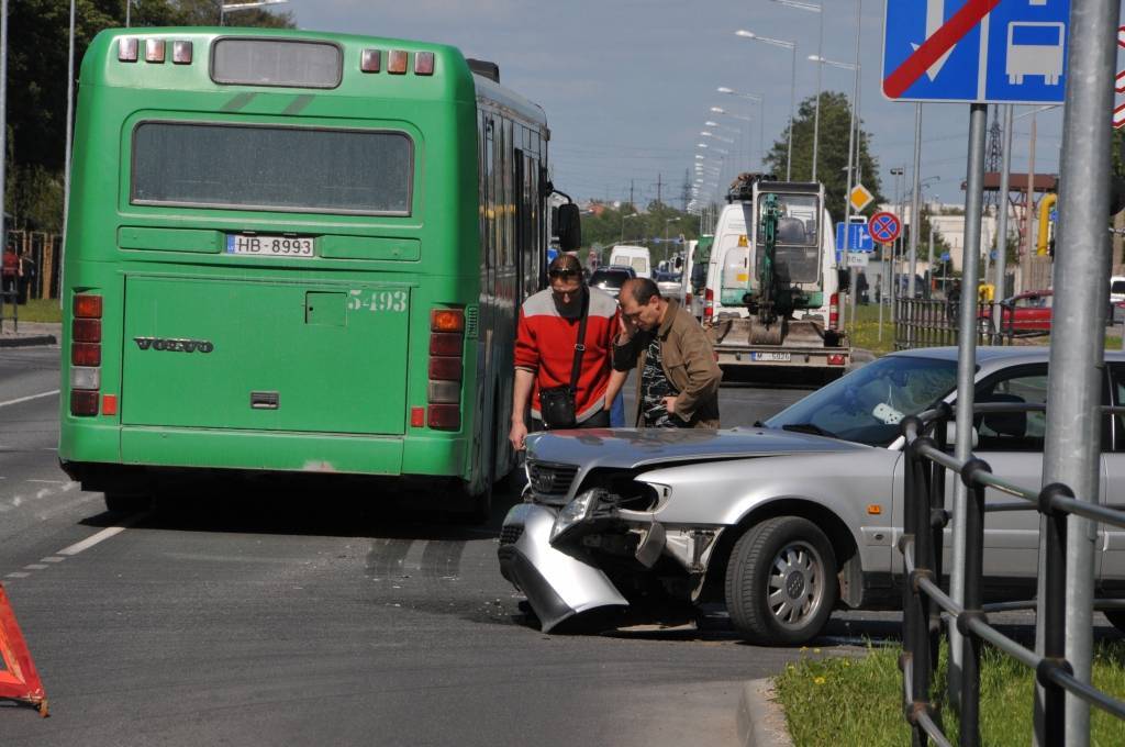 FOTO: Liepājā saskrienas autobuss un vieglā automašīna