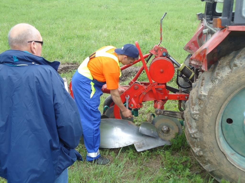 FOTO: Cīravā mērojas spēkiem aršanas sacensībās