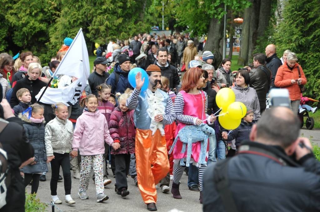 FOTO: Lielmutis Fricis un Lielmute Marta ved svētku gājienu, sadancošanās
