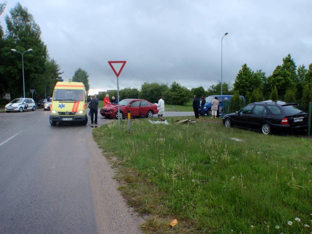 Grobiņā automašīna pēc sadursmes iebrauc baznīcas žogā