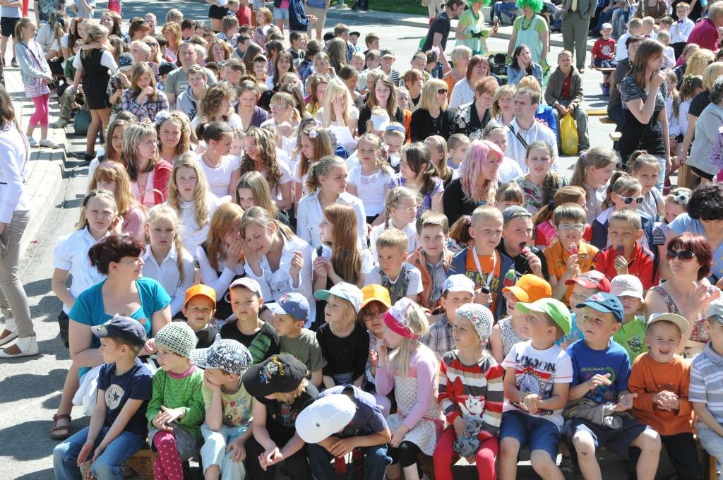 FOTO: Satiekas Priekules novada skolēnu svētkos