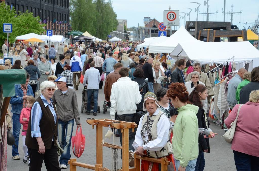 FOTO: Liepājā sācies festivāls "Līvas ciems 2012"