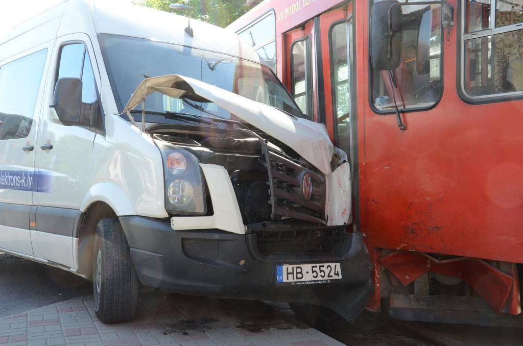FOTO: Saulē nepamana tramvaju un izraisa avāriju