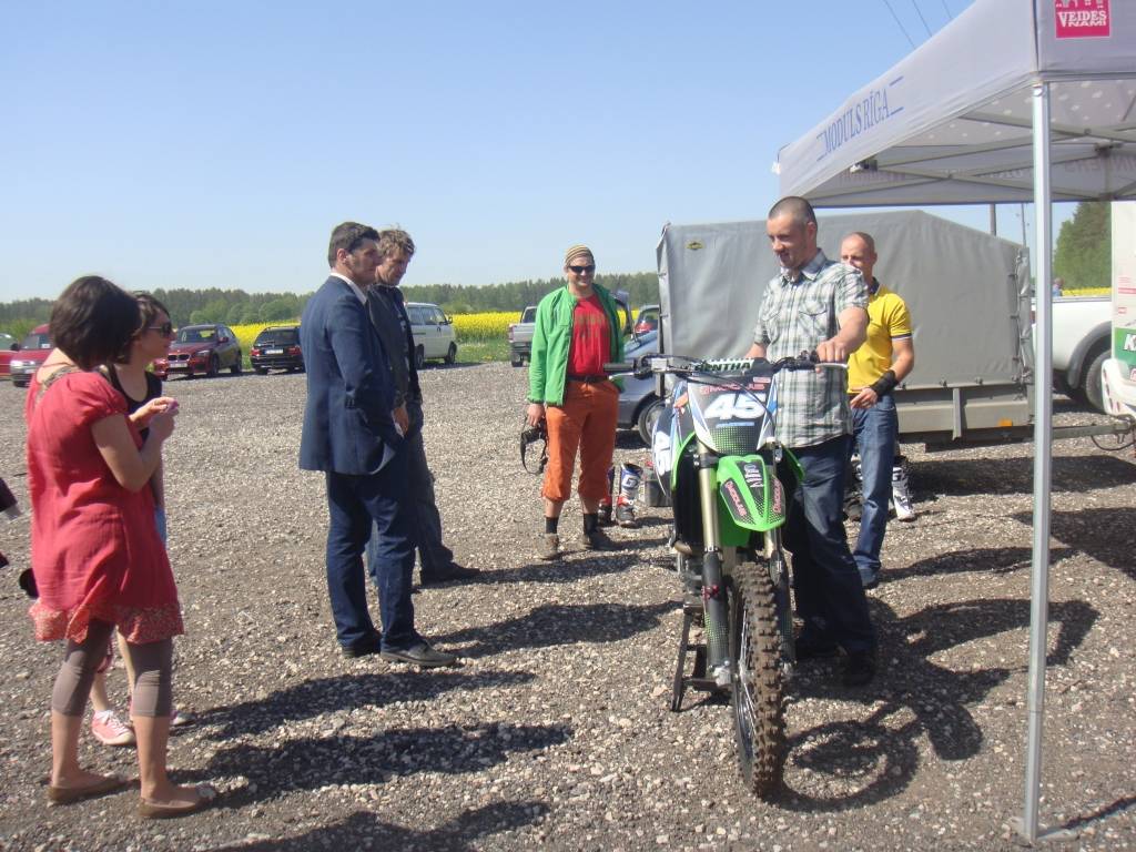 Dāvis Līvs dod padomus motokrosā Rodrigo Laviņam un Sandim Ozoliņam
