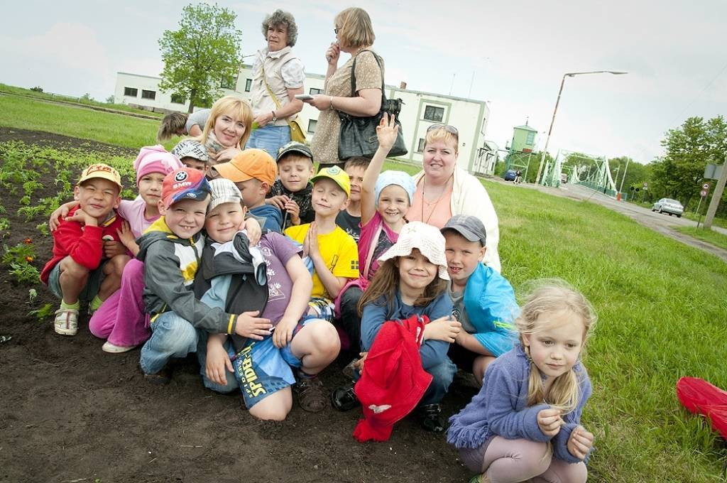 Bērni Liepājai dāvina pašu izaudzētos puķu stādiņus