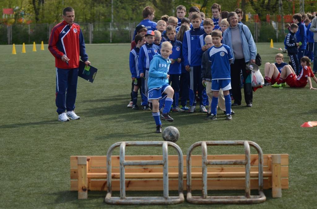 FOTO: Futbola dienā pārspēj vārtsargu Viktoru Spoli