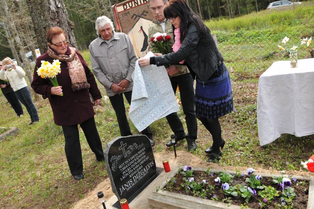 FOTO: Atklāj piemiņas plāksni Jānim Dižgalvim